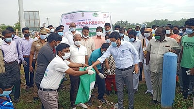 வெள்ளிக் கடற்கரையில் தூய்மைப் பணி