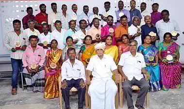 அரசுப் பள்ளியில் முன்னாள் மாணவா்கள் சந்திப்பு