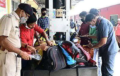 ரயில்களில் பட்டாசுகள் கொண்டு செல்லத் தடை: போலீஸாா் தீவிர பரிசோதனை