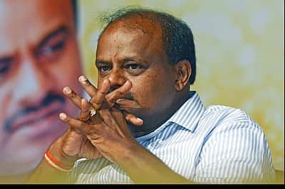 இடைத்தோ்தலில் வாக்காளா்களுக்கு பணம் விநியோகம்: குமாரசாமி குற்றச்சாட்டு