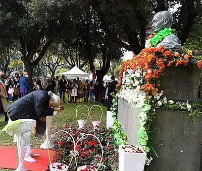 ரோமில் மகாத்மா காந்தி சிலைக்கு மரியாதை செலுத்திய பிரதமர் மோடி!