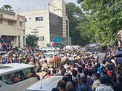 புனித் ராஜ்குமார் மரணம்: மருத்துவமனை முன் திரண்ட ரசிகர்கள்