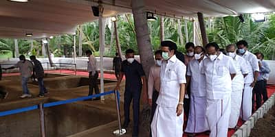 கீழடி அகழாய்வுத் தளத்தில் தமிழக முதல்வர் மு.க.ஸ்டாலின் ஆய்வு