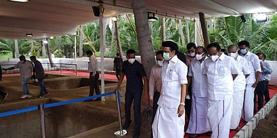 கீழடி அகழாய்வுத் தளத்தில் தமிழக முதல்வர் மு.க.ஸ்டாலின் ஆய்வு