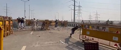 தில்லி: விவசாயிகள் போராடும் பகுதியில் வைக்கப்பட்டிருந்த தடுப்புகள் அகற்றம்