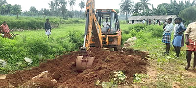 எடப்பாடி அருகே நீா்வழிப்பாதை ஆக்கிரமிப்புகள் அகற்றம்