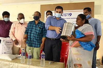 தூய்மைப் பணியாளா்களுக்கு பாத்திரம்,மளிகைப் பொருள்கள்: ஆட்சியா் வழங்கினாா்