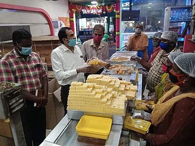 பலகார கடைகளில் உணவுப் பாதுகாப்பு அதிகாரிகள் ஆய்வு