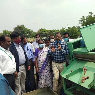 சின்ன வெங்காயத்தில் தாள் நீக்கும் இயந்திரம் செயல் விளக்கம்