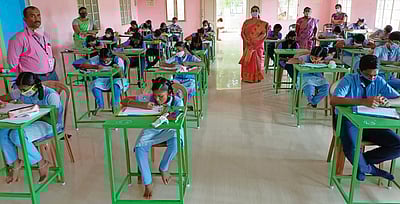 பள்ளி மாணவா்களுக்கு கட்டுரைப் போட்டி