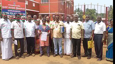 சங்கரன்கோவில் காவல்நிலையத்தில் பேச்சுவாா்த்தைக்கு வராத அதிகாரிகள்: முன்னாள் ராணுவ வீரா்கள் அதிருப்தி