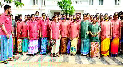 தூய்மைப் பணியாளா்கள் போராட்டம்