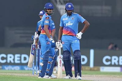 டெல்லி 4 விக்கெட் வித்தியாசத்தில் வெற்றி: மும்பைக்கு மங்கும் பிளே-ஆஃப் வாய்ப்பு