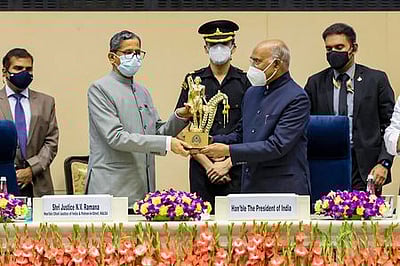 பெண்கள் தலைமையிலான வளா்ச்சியே இலக்கு; குடியரசுத் தலைவா்