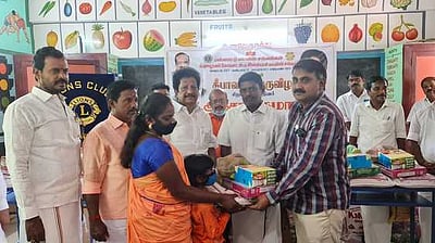 அரசுப் பள்ளி மாணவா்களுக்கு தீபாவளி பொருள்கள் வழங்கிய லயன்ஸ் சங்கம்