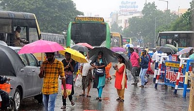 இடைவிடாத மழை: இயல்பு வாழ்க்கை பாதிப்பு