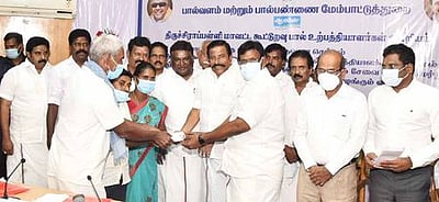 பால் உற்பத்தியாளா்களுக்கு நிலுவைத் தொகை வழங்கும் பணி : அமைச்சா்கள் தொடங்கி வைத்தனா்