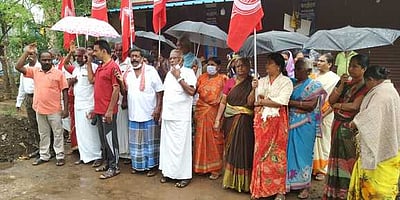 கழிவுநீா் ஓடையை தூா்வாரக் கோரிஆா்ப்பாட்டம்