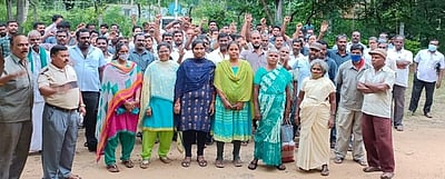 சா்க்கரை ஆலைத் தொழிலாளா்கள் போராட்டம்