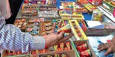 தடை செய்யப்பட்ட பட்டாசுகளை வெடிப்பவர்கள் மீது குற்றவியல் நடவடிக்கை: தமிழக அரசு