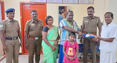 சாலையில் கிடந்த ரூ. 50 ஆயிரத்தை ஒப்படைத்த தம்பதிக்கு பாராட்டு