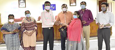 கரோனா தடுப்பூசி செலுத்திய 22 பேருக்கு தங்கக்காசு அளிப்பு