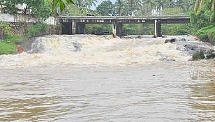 தொடா்ந்து பலத்த மழை: பேச்சிப்பாறை, சிற்றாறு அணைகளிலிருந்து  3,500 கன அடி நீா் திறப்பு; வெள்ள அபாய எச்சரிக்கை