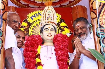 பெரியகுளத்தில் முத்துராமலிங்கத் தேவர் சிலைக்கு ஓ.பன்னீர்செல்வம் மரியாதை