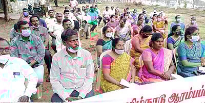 தூத்துக்குடியில் ஆசிரியா்கள் காத்திருக்கும் போராட்டம்