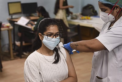 இதுவரை 106.14 கோடி தடுப்பூசிகள் செலுத்தப்பட்டுள்ளன: மத்திய சுகாதாரத்துறை