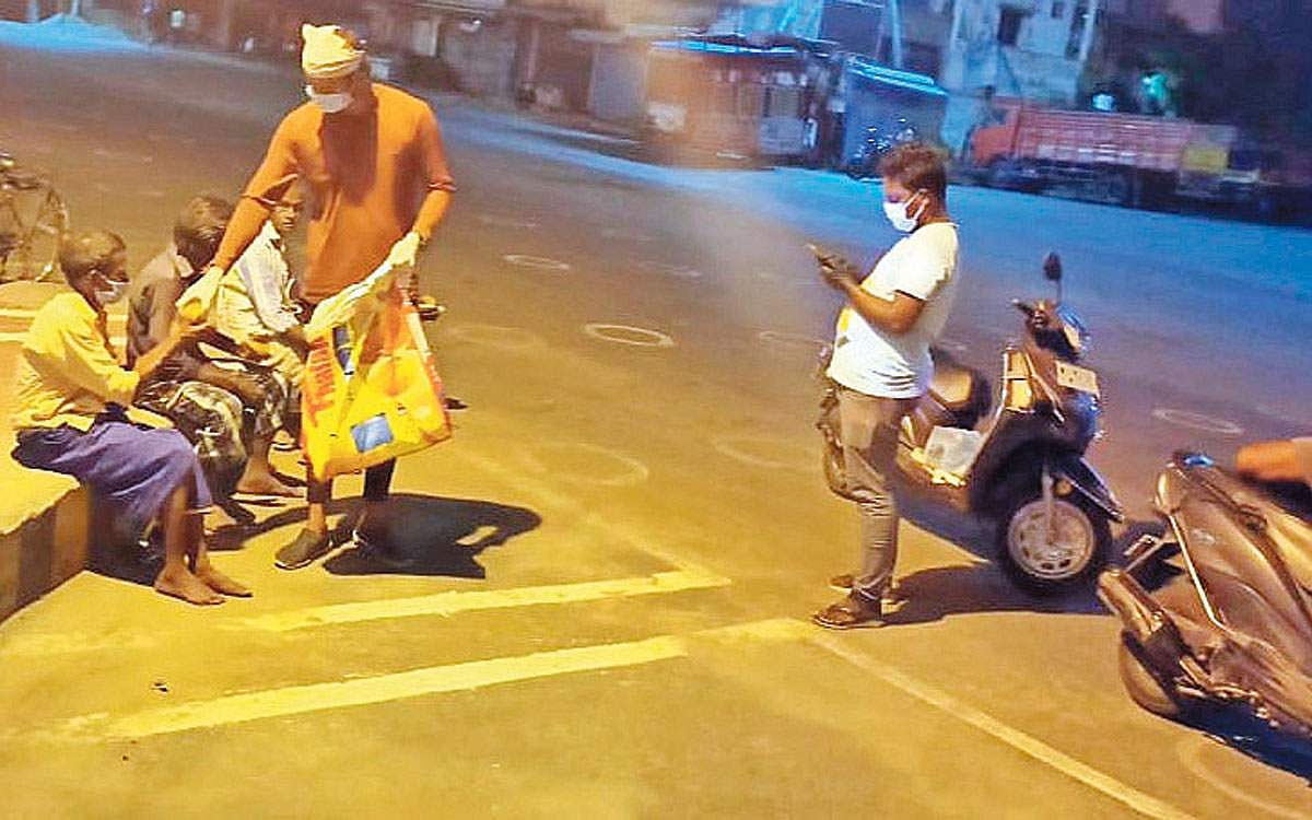 இலவசமாக உணவு வழங்கும் இளைஞர்கள்!