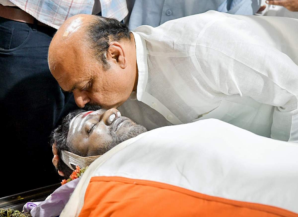 மறைந்த கன்னட பவர்ஸ்டார் புனித் ராஜ்குமார் உடலுக்கு கண்ணீரோடு முத்தமிட்டு இறுதி அஞ்சலி செலுத்திய கர்நாடக முதல்வர் பசவராஜ் பொம்மை.