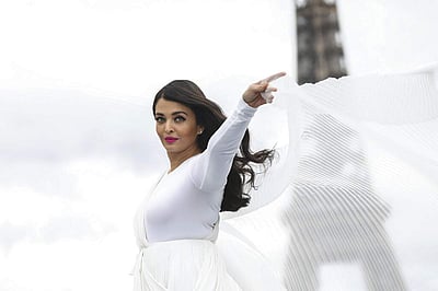 வெள்ளை உடையில் தேவதை போல வலம் வந்த ஐஸ்வர்யா ராய் -  படங்கள்