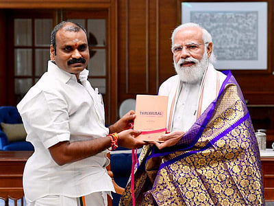 பிரதமர் மோடியுடன் மத்திய இணையமைச்சர் எல்.முருகன் சந்திப்பு