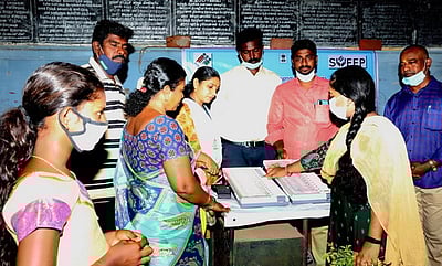 வாக்குப் பதிவு இயந்திர செயலாக்கப் பயிற்சி: மாவட்ட தோ்தல் அதிகாரிகள் பங்கேற்பு