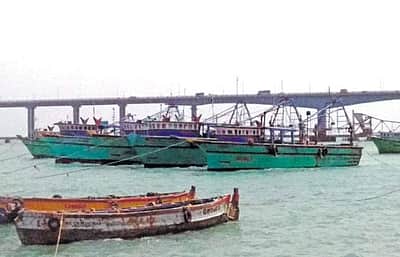 இலங்கை மீனவர்கள் 14 பேர் கைது!: 5 படகுகள் பறிமுதல்