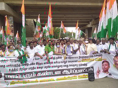 பிரியங்கா காந்தி கைது: திண்டுக்கல்லில் காங்கிரஸ் கட்சியினர் ஆர்ப்பாட்டம்