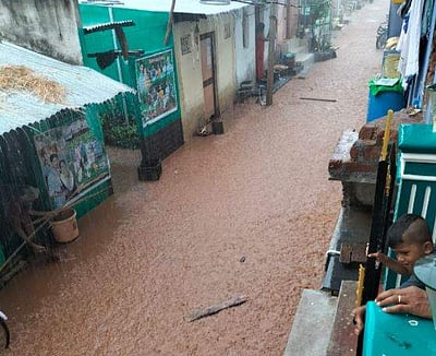 கூடலூரில் பலத்த மழை: வீடுகளுக்குள் வெள்ளம் புகுந்ததால் மக்கள் அவதி