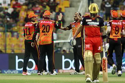 1 பந்தில் 6 ரன்கள் தேவை.. களத்தில் டி வில்லியர்ஸ்..: சிறப்பாக வீசி வெற்றி தேடித் தந்த புவனேஷ்வர்!