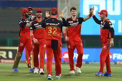 ஹைதராபாத் மீண்டும் திணறல் பேட்டிங்: பெங்களூருவுக்கு 142 ரன்கள் இலக்கு