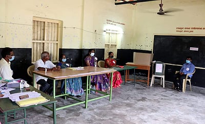 மக்கள் வாக்களிக்க மறுப்பு: வெறிச்சோடிய அம்முண்டி ஊராட்சி வாக்குச்சாவடிகள்