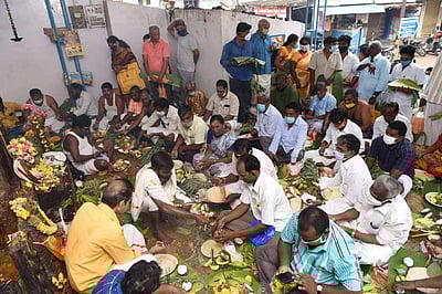 சேலத்தில் சிவன் ஆலயங்களில் தர்ப்பணம் கொடுக்க குவிந்த மக்கள்: கேள்விக்குறியான கரோனா பாதுகாப்பு விதிகள்