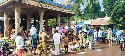 மகாளய அமாவாசை: காவிரி துலாக்கட்டத்தில் தர்ப்பணம் அளிக்க குவிந்த பொதுமக்கள்!