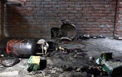 தில்லியில் சிலிண்டர் வெடித்து தாய், 2 குழந்தைகள் பலி