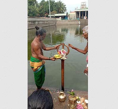 பிள்ளைப்பேறு நிச்சயம்: அஸ்திர தேவருக்கு பல்வேறு பொருள்களால் அபிஷேகம்