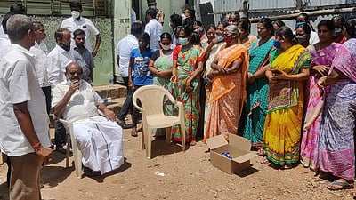 டாஸ்மாக் கடையை அகற்றக்கோரி பொதுமக்களுடன் தர்னாவில் ஈடுபட்ட எம்.எல்.ஏ.