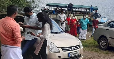 இடுக்கி அணையில் படகு சவாரி: சுற்றுலாப் பயணிகள் கூட்டம் குவிகிறது