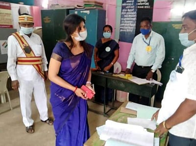 கூத்தாநல்லூர்: வேளுக்குடி அரசுப் பள்ளி வாக்குப்பதிவு மையத்தில் ஆட்சியர் ஆய்வு