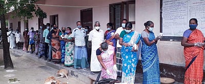 வேதாரண்யம் அருகே கத்தரிப்புலம் ஊராட்சியில் இடைத்தேர்தல்:  ஆர்வத்தோடு வாக்களிக்கும் கிராமத்தினர்