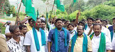 லோயர் கேம்ப் சாலையில் விவசாயிகள் முற்றுகை போராட்டம்